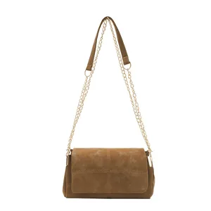 Sac bandoulière marron mat avec coutures en croix et bandoulière en chaîne dorée