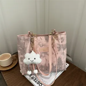 Borsa tote in tela rosa con motivo a stelle, catena e ciondolo a nuvola di peluche