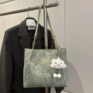 Borsa tote verde chiaro con goffratura stelle e luna, catena dorata e ciondolo nuvola