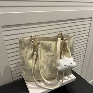 Grande borsa tote giallo tenue con motivi a stelle lune e ciondolo a nuvola