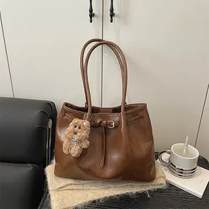 Sac Fourre-tout en Cuir PU Grande Capacité pour Femme Décontracté Polyvalent Trajet Sac à Épaule Sac Sous le Bras Avec Pendentif Ours