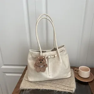 Sac fourre-tout minimaliste en simili cuir crème avec un charm ours en peluche