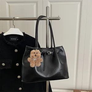Grand sac fourre-tout noir en similicuir mat avec pendentif ours en peluche marron