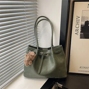 Sac fourre-tout vert foncé en similicuir avec boucle dorée et breloque ours en peluche
