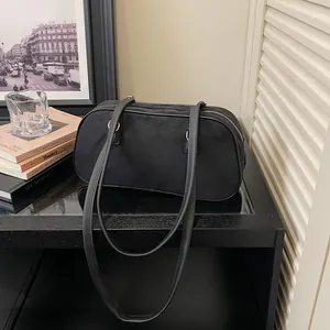 Sac d'épaule rétro noir en suédine à texture mate avec fermeture éclair élégante