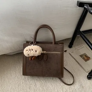 Vintage braune Shopper-Tasche aus Wildleder mit Kontrastnähten und Plüschanhänger