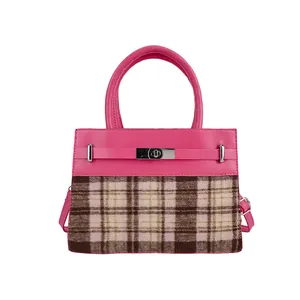 Elegante borsa a trapezio in pelle rosa e tessuto scozzese con chiusura argentata