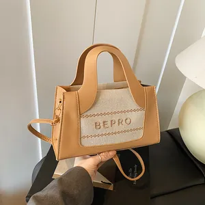 Borsa a tracolla minimalista in tela beige e pelle marrone con logo BEPRO stampato