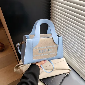 Borsa a mano quadrata alla moda in pelle blu e tela beige con ricamo di lettere
