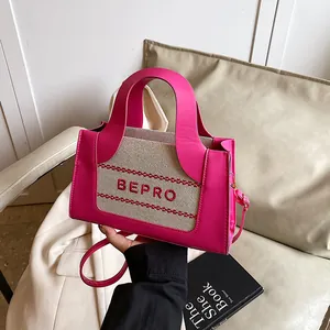 Borsa a tracolla alla moda color magenta con finiture in tela e ricamo BEPRO