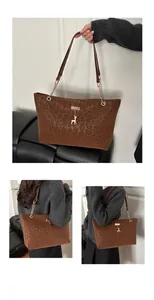 Détail du sac cabas léopard avec bandoulière en chaîne dorée et pendentif cerf