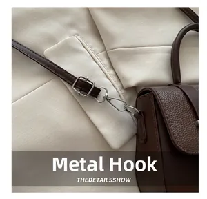 Détails de la sacoche en cuir marron texturé avec crochet en métal argenté de qualité