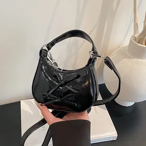 Sac bandoulière demi-lune noir brillant avec nœuds élégants et bandoulière amovible