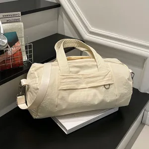 Grand sac de voyage bowling en nylon crème avec doubles poignées et bandoulière amovible