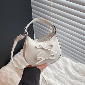 Sac bandoulière demi-lune blanc crème avec doubles nœuds et bandoulière réglable