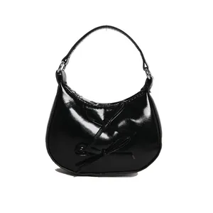 Sac sous le bras en cuir verni noir brillant avec nœuds décoratifs de style Y2K