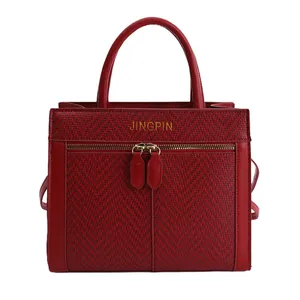 Sac à main rouge foncé pour femmes avec cuir, texture chevron et logo doré
