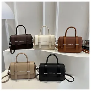 Detalle de bolsos bandolera en cuero texturizado en cinco colores y herrajes plata