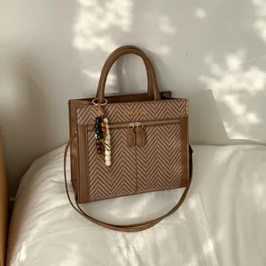 Sac fourre-tout marron à motif chevrons avec finitions cuir et breloque en perles