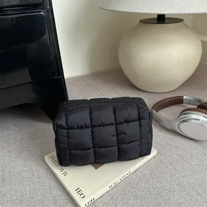 Elegante borsa da trucco nera trapuntata con motivo a quadri e cerniera per cosmetici