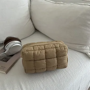 Borsa per trucco quadrata in nylon trapuntato marrone con cerniera superiore