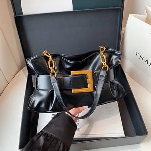 Sac nuage plissé noir tendance avec grande boucle dorée dans son coffret cadeau