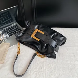 Sac nuage plissé noir tendance avec grande boucle dorée et bandoulière en chaîne