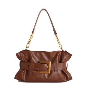 Sac nuage marron plissé avec boucle dorée vintage et bandoulière chaîne chic