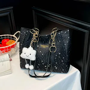 Borsa tote nera con motivo a stelle, catena dorata e ciondolo a nuvola morbida