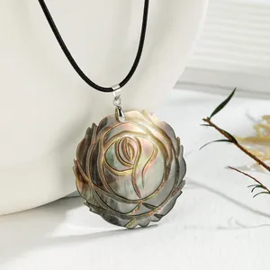 Halskette mit Anhänger aus natürlicher schwarzer Muschel, Rosenform und Perlmuttglanz