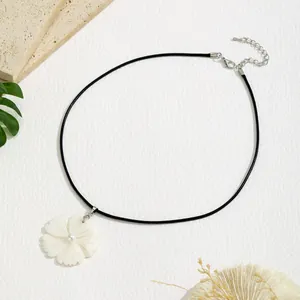 Gargantilla bohemia negra con colgante de flor de frangipani y perla blanca