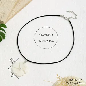 Collar de cordón negro con colgante de flor de nácar natural y medidas de tamaño