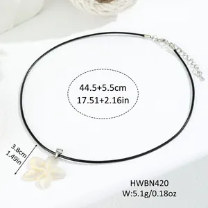 Détail du pendentif fleur de frangipanier de 3,8 cm avec cordon en velours noir et mesures