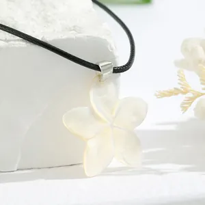 Pendentif fleur de frangipanier en nacre blanche sur collier cordon noir tressé