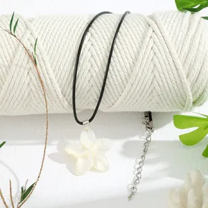 Collier hawaïen avec pendentif fleur de frangipanier blanche et cordon noir ajustable