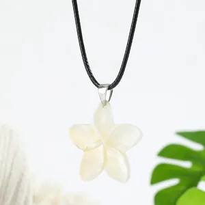 Collier hawaïen avec pendentif plumeria en nacre blanche sur cordon noir avec décor de feuilles
