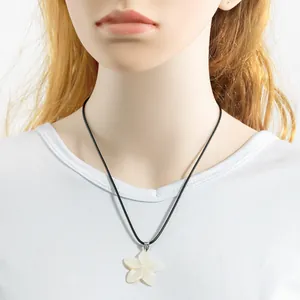 Collier frangipanier en nacre blanche d'Hawaï sur un cordon noir minimaliste