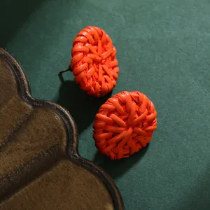 Handgefertigte orangefarbene gewebte Raffia-Ohrstecker im Boho-Vintage-Stil für Damen