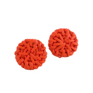 Handgefertigte rote gewebte Raffia-Ohrringe im böhmischen runden Stecker-Design