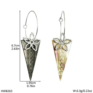 Detailsicht langer Muschelohrringe mit floraler Metallauflage und Größenabmessungen
