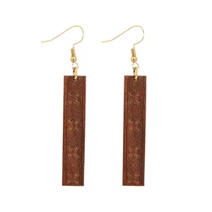 Orecchini pendenti in legno marrone stile etnico con motivi floreali geometrici