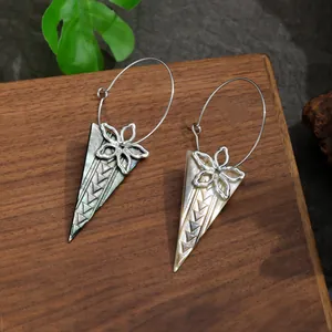 Details von böhmischen Muschelohrringen mit Metallblumen und geometrischen Mustern