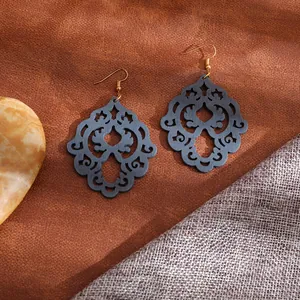 Boucles d'Oreilles Pendantes Bohême Vintage en Bois Motif Ajouré pour Femme Mandala Filigrane Ethnique Avec Crochets en Métal Doré