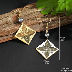 Pendientes geométricos vintage de acrílico con trébol y acabado dorado sobre una hoja
