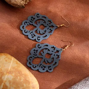 Boucles d'oreilles bohèmes en bois noir géométrique avec crochets dorés pour femme