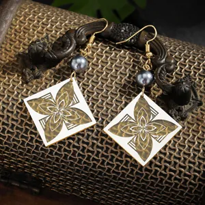 Pendientes vintage cuadrados de acrílico con motivos florales y perlas grises