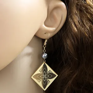 Pendientes geométricos de acrílico con trébol cuadrado, ganchos dorados y perlas grises