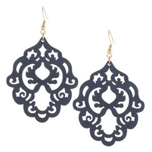 Boucles d'oreilles bohèmes en bois noir avec motif filigrane et crochets dorés