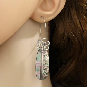 Detailansicht der Boho-Ohrringe mit Abalone-Muschel-Anhänger und Blumen-Elementen
