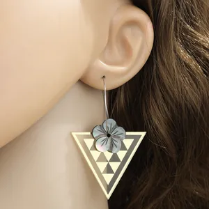Makroaufnahme geometrischer Dreieck-Ohrhänger mit natürlichem Perlmutt-Blumendetail